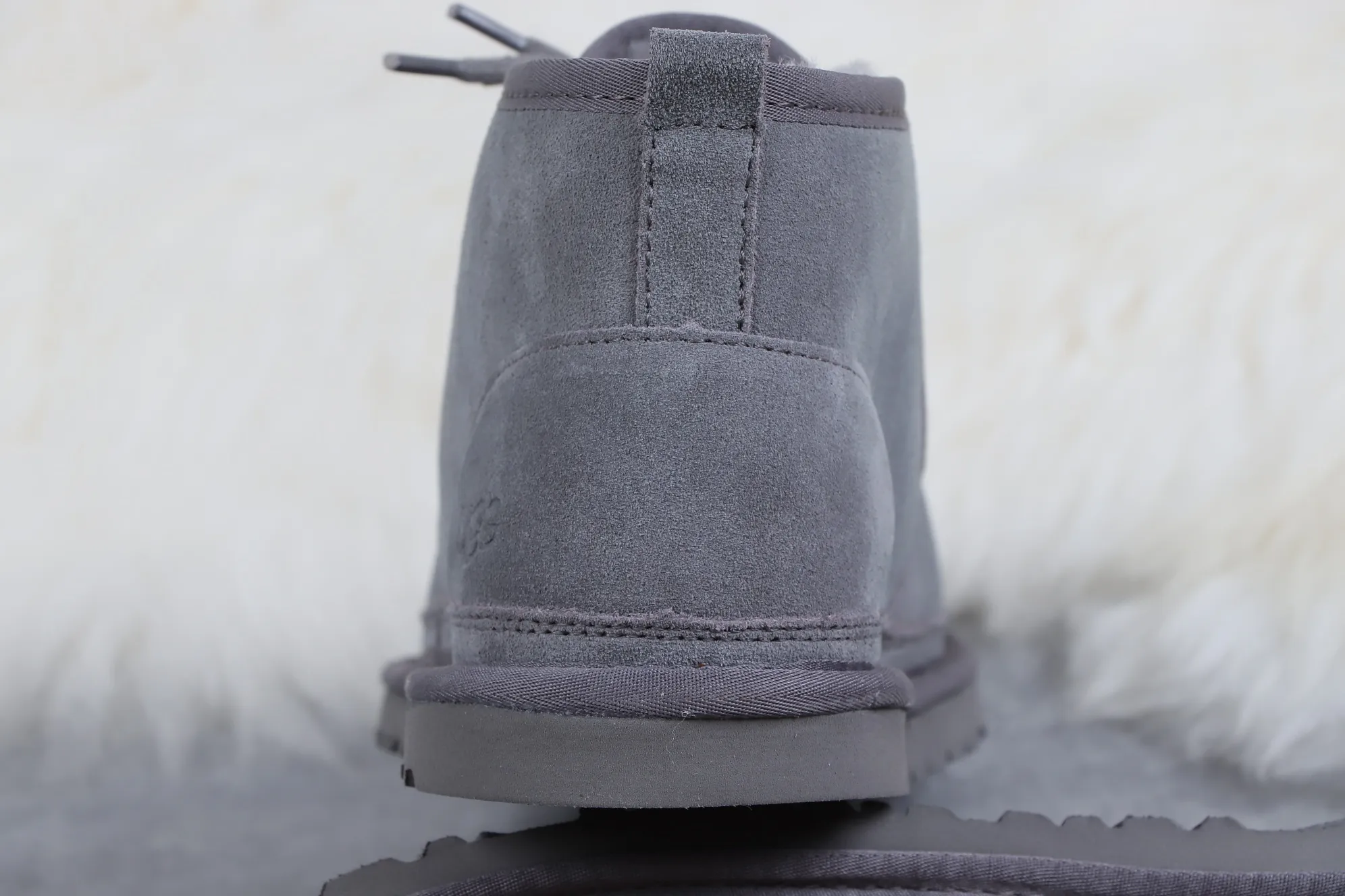 💰520 UGG 3236 Gray M Neumel Product Description: As an extension of the classic series, the classic lightweight series has a low-profile outsole and upper inspired by classic styles, presenting the comfort and luxury of UGG. Upper: cow leather, soft suede upper. Insole: 17mm UGGpure™ wool cushioning foam insole. Sole: Treadlite by UGG™ Light wing technology outsole - non-slip, cushioning, wear resistance, and good elasticity Heel: with brand LOGO on the side Size: 35 36 37 38 39 40 41 42 43 44 45